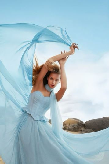 Abito da sera blu senza spalline con corsetto in pizzo